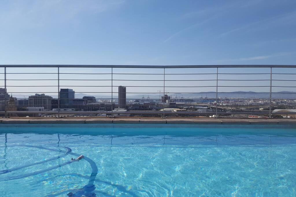 Four Seasons 818- Spacious Cbd Studio - Onsite Parking, Gym & Rooftop Pool Apartment Cape Town Exterior photo
