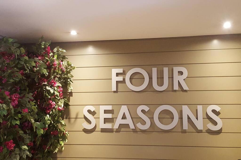 Four Seasons 818- Spacious Cbd Studio - Onsite Parking, Gym & Rooftop Pool Apartment Cape Town Exterior photo