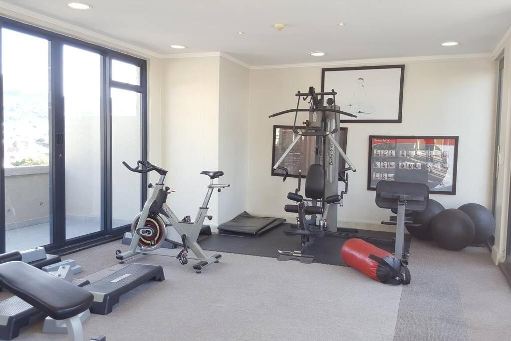 Four Seasons 818- Spacious Cbd Studio - Onsite Parking, Gym & Rooftop Pool Apartment Cape Town Exterior photo