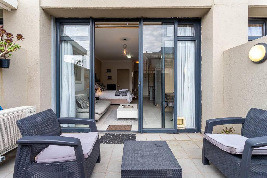 Four Seasons 818- Spacious Cbd Studio - Onsite Parking, Gym & Rooftop Pool Apartment Cape Town Exterior photo